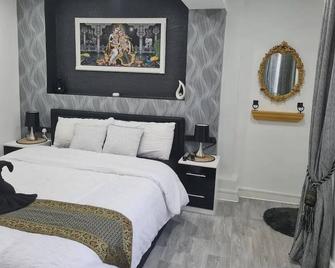 Private En-suite With Free Parking & Breakfast - Cardiff - Bedroom