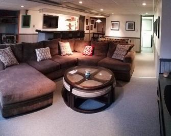 Beautiful riverfront home surrounded by Amish farms in Lancaster - Bird in Hand - Living room