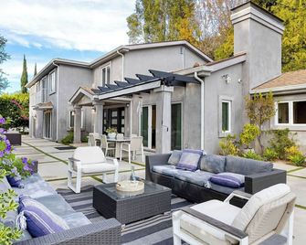 LA Hillside Retreat w Pool Views Fire Pit Outdoor Lounging Casa Bellagio by AvantStay - Los Ángeles - Patio