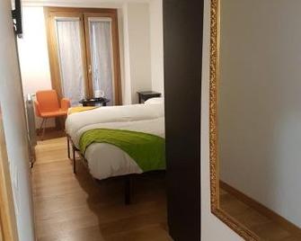 Pension Sarasate - Pamplona - Bedroom