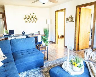 Waterfront Retreat on Lake Winnebago, Kayaks, Firepit, Dog Friendly - Oshkosh - Living room