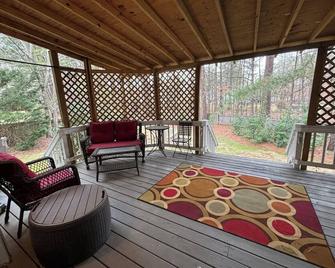 House near RDU and RTP with modern bathrooms and first floor bedroom - Morrisville - Patio