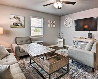 Home: Grassy Yard, Walk To Bentonville Square - Bentonville - Living room