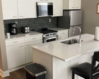 Renovated 1-bedroom 2nd floor apartment in downtown Creston - Creston - Kitchen