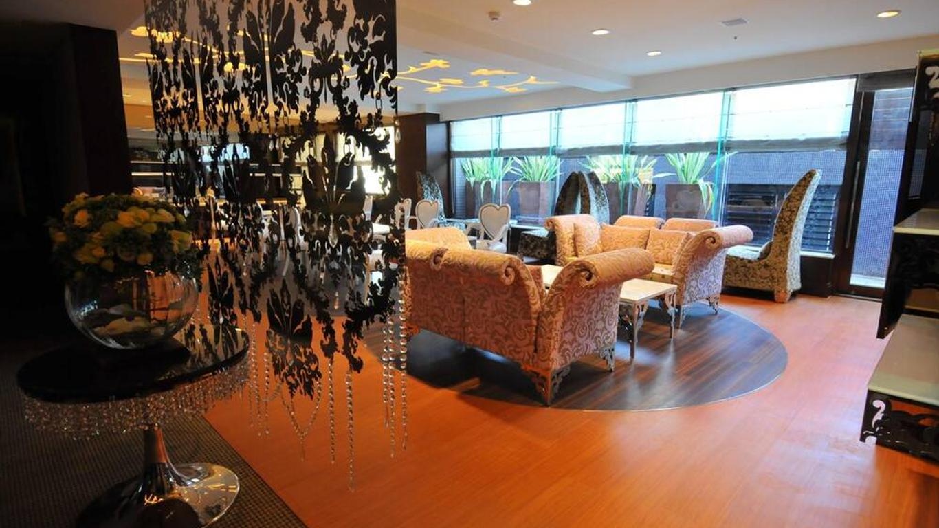 مونارك سكاي لاين هوتل