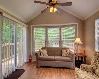 Lake Conroe Rv & Camping Resort - Willis - Living room