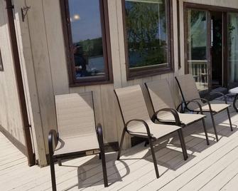 Campau cottage 1 bed · Lakefront hot swim pool spa cottage - Grand Rapids - Patio