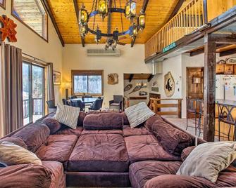 Swiss-style Chalet w/ Fireplace - Near Story Land! - Glen - Sala de estar