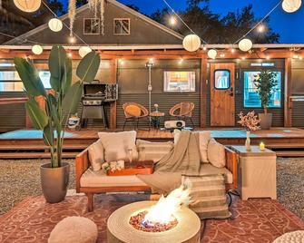Charming Tiny Home w/ Private Hot Tub! - Plant City - Lounge