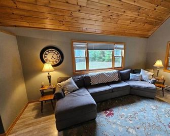 The Fox Den w/ Hot Tub, Pool & Lake - Haverhill - Sala de estar