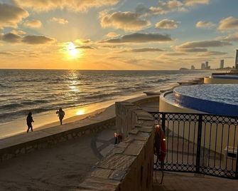 Beautiful, Luxury Mazatlan Condo Right On Beach!! - Mazatlán - Balcon