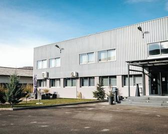 Hôtel L'ange de la vallée - Bellignat - Building