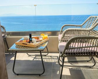 올리브 그린 스튜디오와 아파트먼트 - 플로마리 - 발코니