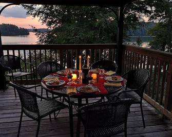 All season Bedford Lake House with sunset views on Devil Lake - Westport - Balcón