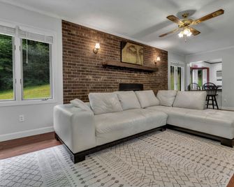 Sunset Haven is a Lovely Family Home in Marion - Marion - Huiskamer