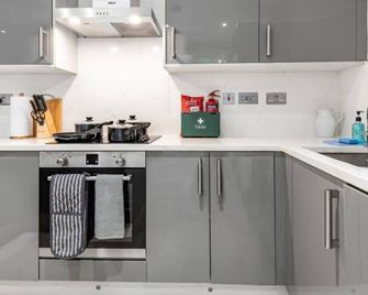 Premium 1 bed 1 bath APT in Aldershot, Parking - Aldershot - Phòng bếp