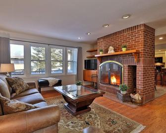 Skiers! Fox Hollow 2BR/2BA Condo. Across from Pico, Minutes to Killington - Killington - Living room