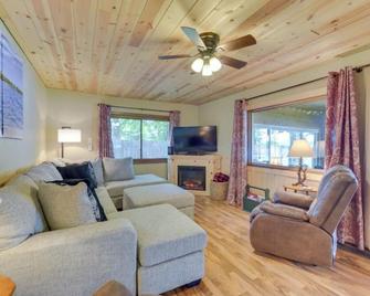 Escape to our updated cozy Lakeside Cabin-great sunset views-1 hour from Cities - Pine City - Living room