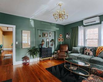 Downtown Luxe: Luxury Vintage + Downtown - Staunton - Living room