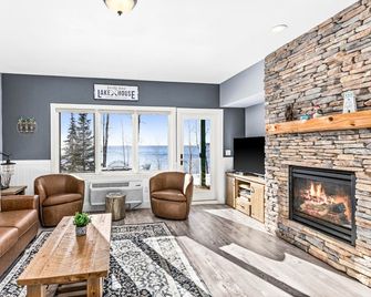 Whispering Pines Lake Views 1br King Suite - Two Harbors - Huiskamer