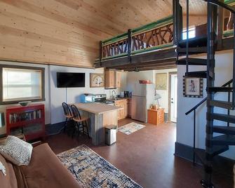Rustic Hendersonville Farm Studio with Private Deck - Hendersonville - Living room