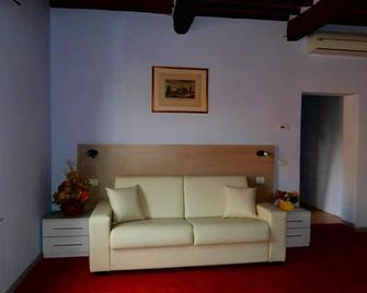 Bed and Breakfast La Torretta - Cascina - Sala de estar