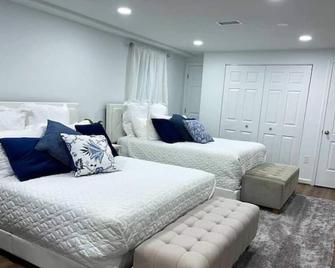 Lux Family Xcape With Hottub Fireplace Deck Bbq - Silver Spring - Bedroom