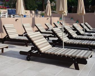 Golden Beach Hotel - Metamorfosi - Innenhof