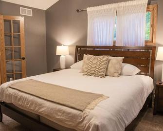 Spacious Home w/Lake Access - Chanhassen - Bedroom