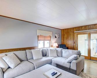 Cozy Wisconsin Abode Walk to Lake Michigan! - Algoma - Вітальня