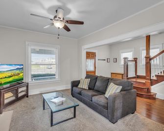 Updated 2 bed/2 bath House Located in Westport. - Kansas City - Sala de estar