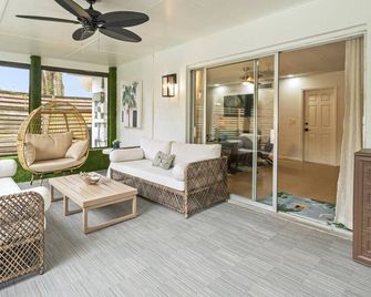 Sunset Greens is a newly renovated 3 bedroom heated pool home in South Tampa with putting green - Tampa - Salon