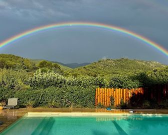 In Provence, a natural, peaceful setting. Swimming pool in July/August/September - La Bouilladisse - Piscina