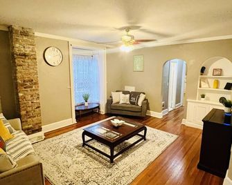 The Rizzy Apartment - Albany - Living room