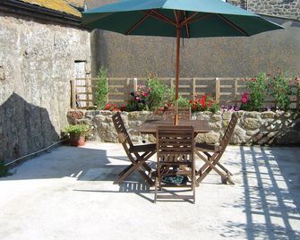 The Shippen, near Pedn Vounder, granite barn in the heart of Treen, sleeps 4 - Lands End - Patio