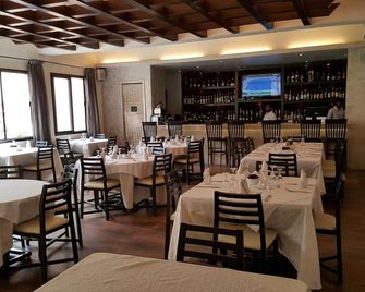 Hotel La Coccinelle - באמאקו - מסעדה