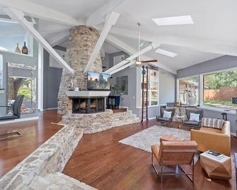 Your Oasis Nestled In Wooded River Views, Pool! - Manchaca - Living room