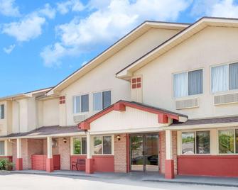 سوبر 8 باي ويندام كينغستون - كينغستون - مبنى