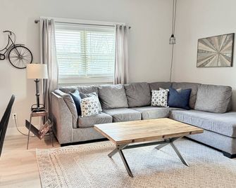 M1 - Pet-Friendly Family Home w/ Game Room Near Lake Michigan - Muskegon - Wohnzimmer