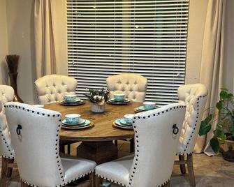Spacious 5-bedroom house in charming Rosharon with WiFi and fitness room - Rosharon - Dining room