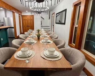 Luxury Villa Near Houston Sleeps 16 Exclusive Entertainment Room - Brookshire - Dining room