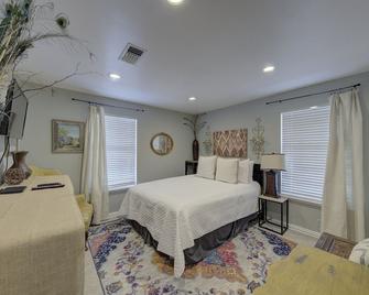 Sleeps 25, 5 Homes, Fire pit, Spring Fed Waterfront - Ingram - Habitación