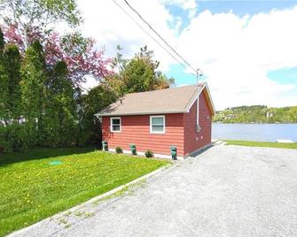 Long Lake Waterfront Cottage Retreat - Sudbury - Building