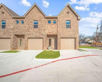 New-Walk to Tarleton-2 King Beds - Stephenville - Budova