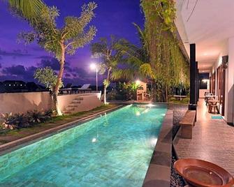 Grandpa Guest House - North Kuta - Pool