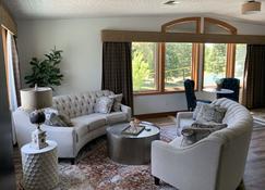 Perfect for corporate retreats, family reunions. Near Silverwood. Sleeps 38! - Athol - Living room