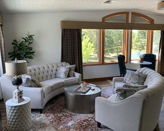 Perfect for corporate retreats, family reunions. Near Silverwood. Sleeps 38! - Athol - Living room