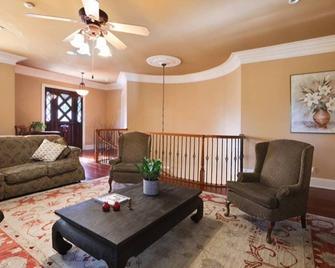 Spacious Home Near Historic New Orleans - Metairie - Living room