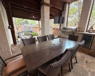 World Cup/Luxury Park Cities 5BR/5 min to Highland Park Village/20min to stadium - Dallas - Comedor