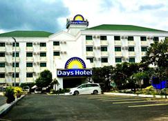 Days Hotel by Wyndham Batangas - Batangas - Gebouw